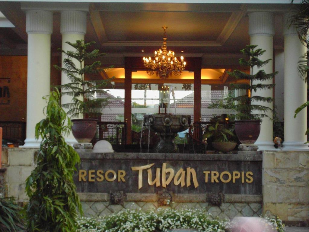 Resor Tuban Tropis Hotel Bagian luar foto